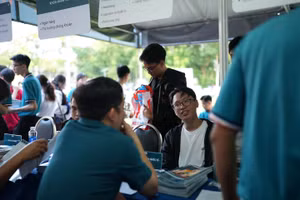 Thí sinh tìm hiểu thông tin tuyển sinh tại gian hàng của UEH tại ngày hội lựa chọn nguyện vọng, ngày 19/7. Ảnh: UEH