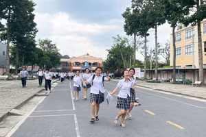 Các thí sinh điểm thi trường THCS Bình Chiểu tỏ ra vui vẻ sau khi kết thúc môn Ngoại ngữ. Ảnh: Hà An.