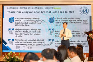 PGS.TS Phạm Tiến Đạt, Hiệu trưởng, Trường Đại học Tài chính – Marketing trình bày tham luận vai trò của nhà trường trong phát triển nguồn nhân lực. Ảnh: NTCC.