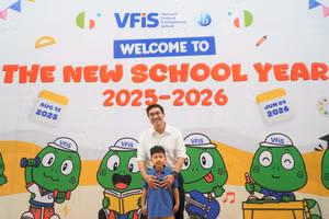 Trương Minh Lâm cùng cha tại trường nhân dịp năm học mới. (Ảnh: Anh Nguyễn)