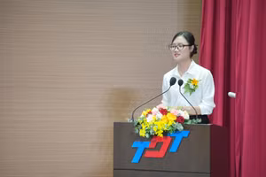 Phan Thị Diệu Thúy, nghiên cứu sinh chương trình đào tạo trình độ Tiến sĩ ngành Khoa học tính toán phát biểu tại lễ khai giảng. Ảnh: T.D.T