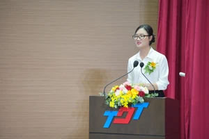 Phan Thị Diệu Thúy, nghiên cứu sinh chương trình đào tạo trình độ Tiến sĩ ngành Khoa học tính toán phát biểu tại lễ khai giảng. Ảnh: T.D.T