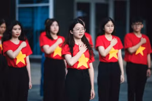 Trường Đại học Luật TPHCM tổ chức lễ chào cờ đặc biệt chào mừng kỷ niệm 50 năm Ngày Giải phóng miền Nam, thống nhất đất nước (30/4/1975 - 30/4/2025) với hàng trăm cán bộ, giảng viên và sinh viên của trường tham gia.