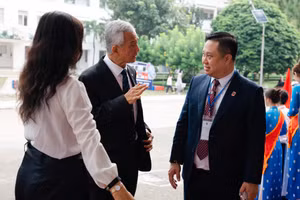 PGS.TS Nguyễn Đức Trung, Hiệu trưởng Trường Đại học Ngân hàng TPHCM (phải) trao đổi với PGS.TS Tan Kay Chuan, Trưởng đoàn đánh giá ngoài.