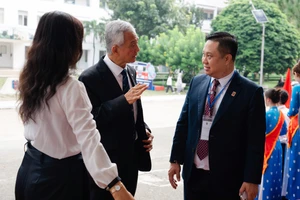 PGS.TS Nguyễn Đức Trung, Hiệu trưởng Trường Đại học Ngân hàng TPHCM (phải) trao đổi với PGS.TS Tan Kay Chuan, Trưởng đoàn đánh giá ngoài.