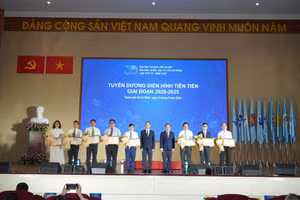 Đại hội đã vinh danh những tập thể tiêu biểu, xuất sắc trong giai đoạn 2020-2025. Ảnh: ĐHQG-HCM