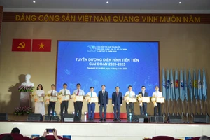 Đại hội đã vinh danh những tập thể tiêu biểu, xuất sắc trong giai đoạn 2020-2025. Ảnh: ĐHQG-HCM