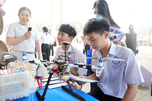 Học sinh Học sinh tìm hiểu thông tin tuyển sinh năm 2026 tại Trường Đại học Thủ Dầu Một. Ảnh: TDMU.