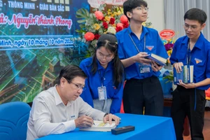 Tác giả Nguyễn Thành Phong ký tặng sách với độc giả. Ảnh: SGU