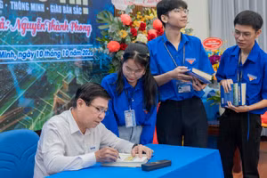 Tác giả Nguyễn Thành Phong ký tặng sách với độc giả. Ảnh: SGU