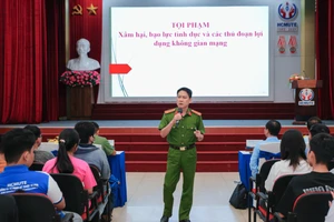 Thượng tá Khổng Ngọc Oanh – Chuyên viên cao cấp Cục Cảnh sát Hình sự, Bộ Công an trình bày 2 chuyên đề về phòng ngừa tội phạm. (Ảnh: Minh Hiếu)