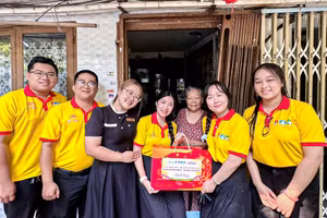 Hoạt động tặng quà trong chiến dịch Xuân tình nguyện của Trường Đại học Kinh tế - Tài chính TPHCM. Xuân tình nguyện 2026 của trường phát huy tinh thần xung kích, trách nhiệm cộng đồng của sinh viên, hướng đến các hoạt động thiết thực, mang mùa xuân ấm áp đến với những hoàn cảnh còn nhiều khó khăn. Ảnh: UEF.