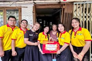 Hoạt động tặng quà trong chiến dịch Xuân tình nguyện của Trường Đại học Kinh tế - Tài chính TPHCM. Xuân tình nguyện 2026 của trường phát huy tinh thần xung kích, trách nhiệm cộng đồng của sinh viên, hướng đến các hoạt động thiết thực, mang mùa xuân ấm áp đến với những hoàn cảnh còn nhiều khó khăn. Ảnh: UEF.