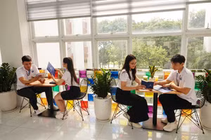 Sinh viên trường học tại thư viện.