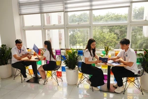 Sinh viên trường học tại thư viện.
