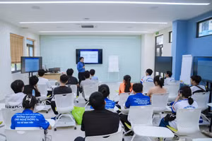 Giảng viên Trường Đại học Công nghệ thông tin (Đại học Quốc gia TP HCM) trao đổi với học sinh trong chương trình UniTour 2026. Ảnh: UIT.