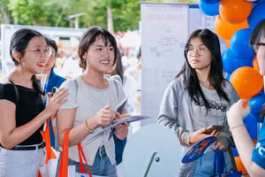Thí sinh tìm hiểu thông tin tuyển sinh của Trường Đại học Kinh tế - Luật (Đại học Quốc gia TPHCM). Ảnh: UEL.