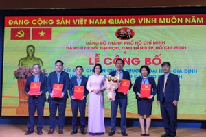 Bà Nguyễn Thị Là, Phó Bí thư Thường trực Đảng ủy Khối trao quyết định và hoa chúc mừng cho Ban Chấp hành Đảng bộ Trường Đại học Gia Định nhiệm kỳ 2020- 2025. Ảnh: ĐUK