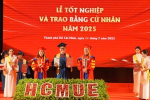 Tân cử nhân nhận bằng tại lễ tốt nghiệp và trao bằng cử nhân năm 2025. Ảnh: HCMUE
