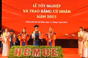 Tân cử nhân nhận bằng tại lễ tốt nghiệp và trao bằng cử nhân năm 2025. Ảnh: HCMUE