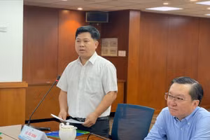 Ông Hồ Tấn Minh, Chánh Văn phòng Sở GD&ĐT TPHCM thông tin tại buổi họp báo. Ảnh: Hà An.