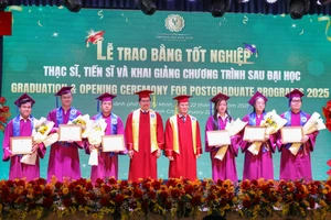 Trường Đại học Luật TPHCM trao bằng tốt nghiệp cho 222 học viên thạc sĩ và 2 nghiên cứu sinh tiến sĩ. Ảnh: T.A