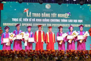 Trường Đại học Luật TPHCM trao bằng tốt nghiệp cho 222 học viên thạc sĩ và 2 nghiên cứu sinh tiến sĩ. Ảnh: T.A