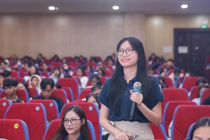 Sinh viên tham gia hội thảo phát động cuộc thi và trao đổi với các diễn giả. Ảnh: Thanh Hương - HUB