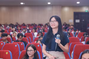 Sinh viên tham gia hội thảo phát động cuộc thi và trao đổi với các diễn giả. Ảnh: Thanh Hương - HUB