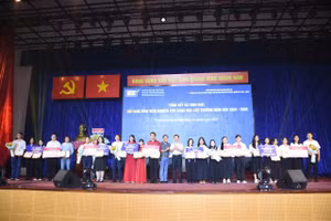 Các nhóm sinh viên đạt giải Nhất tại Hội nghị Sinh viên nghiên cứu khoa học năm học 2024-2025. Ảnh: L.N