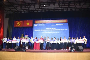 Các nhóm sinh viên đạt giải Nhất tại Hội nghị Sinh viên nghiên cứu khoa học năm học 2024-2025. Ảnh: L.N