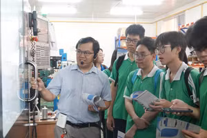 Học sinh THPT tham quan, trải nghiệm môi trường học tập tại Trường Đại học Quốc tế, Đại học Quốc gia TPHCM. Ảnh: Bùi Diễn