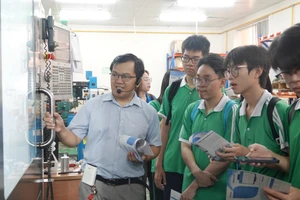 Học sinh THPT tham quan, trải nghiệm môi trường học tập tại Trường Đại học Quốc tế, Đại học Quốc gia TPHCM. Ảnh: Bùi Diễn