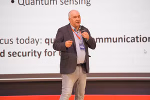 GS.TS Miroslav Voznak, Đại học kỹ thuật Ostrava (Cộng hòa Séc), diễn giả chính tại hội thảo trình bày tham luận với chủ đề "Quantum Technologies in 6G Networks: Opportunities and Challenges".