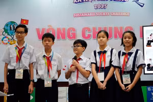 Các đội xuất sắc nhất lọt vào vòng chung kết cuộc thi "Sáng kiến xây dựng xã hội bền vững" . Ảnh: Bùi Diễn