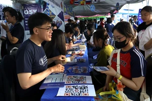 Thí sinh tìm hiểu thông tin tuyển sinh của Trường ĐH Khoa học xã hội và Nhân văn. Ảnh: HCMUSSH