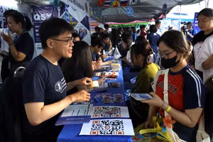 Thí sinh tìm hiểu thông tin tuyển sinh của Trường ĐH Khoa học xã hội và Nhân văn. Ảnh: HCMUSSH