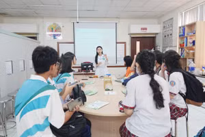 Học sinh THPT trải nghiệm môi trường học tập tại trường đại học.