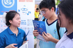 Học sinh dự ngày hội tư vấn tuyển sinh - hướng nghiệp tại gian hàng Trường Đại học Kinh tế - Luật (Đại học Quốc gia TPHCM).