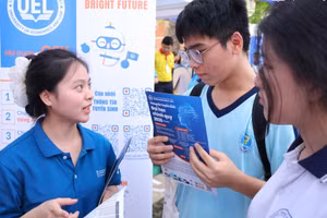 Học sinh dự ngày hội tư vấn tuyển sinh - hướng nghiệp tại gian hàng Trường Đại học Kinh tế - Luật (Đại học Quốc gia TPHCM).