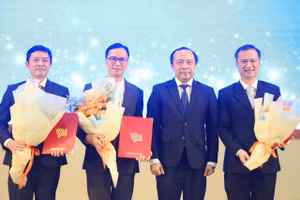 Các thành viên ban giám hiệu Trường Đại học Khoa học Sức khỏe (Đại học Quốc gia TPHCM) nhận quyết định bổ nhiệm. Ảnh: VNUHCM