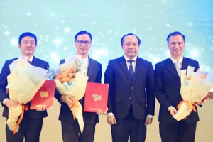 Các thành viên ban giám hiệu Trường Đại học Khoa học Sức khỏe (Đại học Quốc gia TPHCM) nhận quyết định bổ nhiệm. Ảnh: VNUHCM