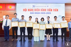 Các tập thể, cá nhân được vinh danh tại Hội nghị Hội nghị điển hình tiên tiến giai đoạn 2020 – 2025 của Trường Đại học Khoa học tự nhiên. Ảnh: HCMUS