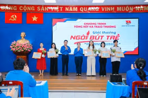 Phóng viên Nguyễn Ngọc Thùy Linh, Báo Giáo dục và Thời đại (thứ hai từ phải sang) nhận giải C "Ngòi bút trẻ". Ảnh: BTC
