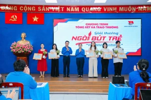 Phóng viên Nguyễn Ngọc Thùy Linh, Báo Giáo dục và Thời đại (thứ hai từ phải sang) nhận giải C "Ngòi bút trẻ". Ảnh: BTC