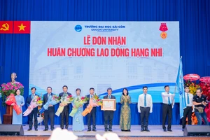 Bà Trần Thị Diệu Thúy, Phó Chủ tịch UBND TPHCM, trao Huân chương Lao động hạng Nhì của Chủ tịch nước cho Trường Đại học Sài Gòn.