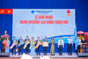 Bà Trần Thị Diệu Thúy, Phó Chủ tịch UBND TPHCM, trao Huân chương Lao động hạng Nhì của Chủ tịch nước cho Trường Đại học Sài Gòn.