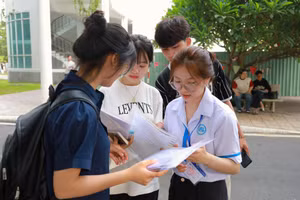 Thí sinh dự thi đánh giá năng lực Đại học Quốc gia TPHCM năm 2025 tại điểm thi Trường Đại học Kinh tế - Luật. Ảnh: UEL