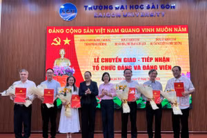 Lễ chuyển giao, tiếp nhận tổ chức đảng và đảng viên. Ảnh: ĐUK