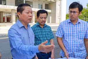 Thứ trưởng Lê Tấn Dũng cùng đoàn kiểm tra tiến hành khảo sát quy mô cơ sở 3 - Trường Đại học Luật TPHCM. Ảnh: HCMULAW